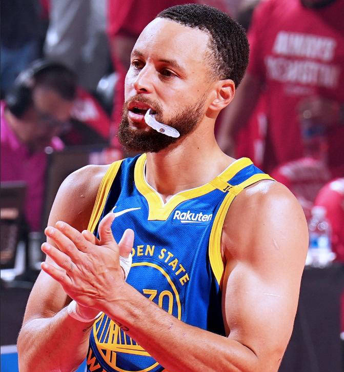 爱游戏体育-Rookie重要时刻比赛局势复杂，勇士带队取胜！